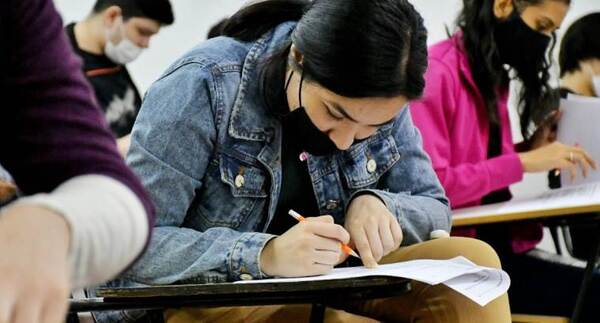 Mas de 2.500 jóvenes pujan para acceder a beca de Itaipú