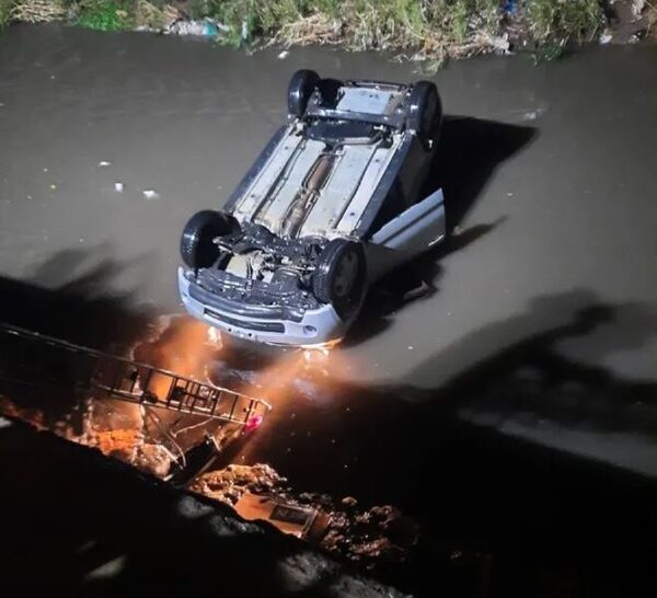 Auto cayó al cauce del arroyo Lambaré