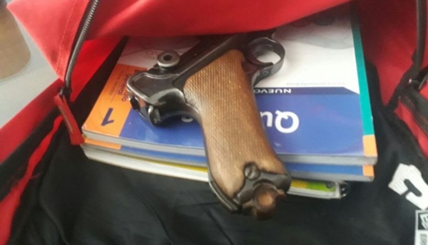 Adolescente llevó arma de fuego a la escuela y efectuó disparo al aire - La Clave