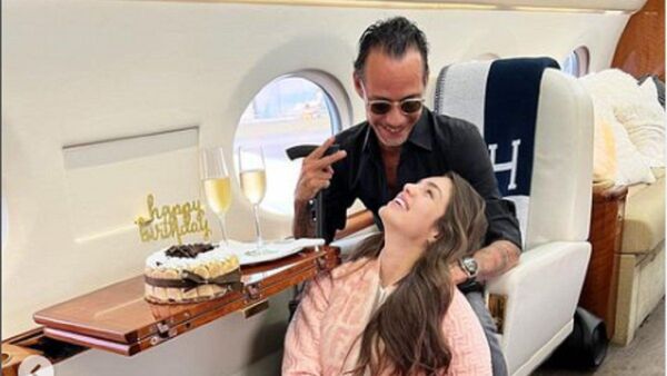 Marc Anthony sorprende a Nadia Ferreira en su cumpleaños