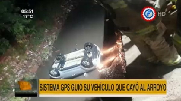 Conductor cae a arroyo tras seguir indicaciones del GPS