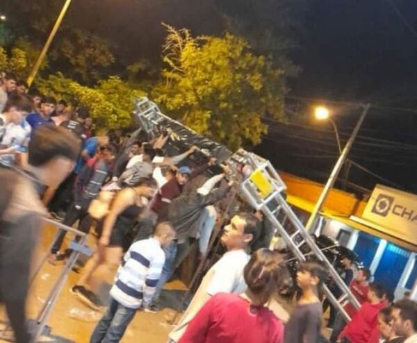 Horqueta: Pantalla gigante cae sobre varias personas durante entrega de premios