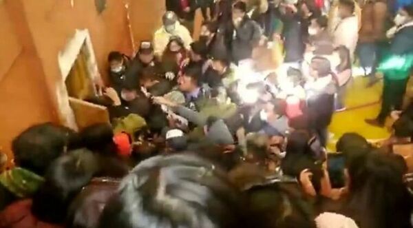 Una estampida en una asamblea universitaria en Bolivia deja al menos 4 muertos y 70 heridos