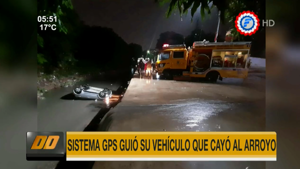 Lambaré: Automovilista cae a un arroyo al seguir indicación del GPS