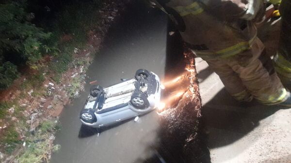 Auto cayó a un arroyo por culpa del GPS