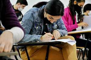 Jóvenes que accedieron a becas universitarias Itaipu deben firmar el acuerdo de compromiso anual - .::Agencia IP::.