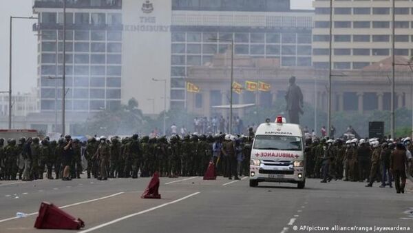 Militares evacuan al dimitido primer ministro de Sri Lanka