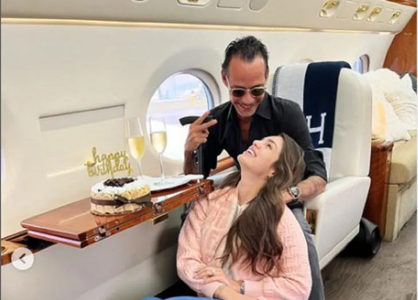 Marc Anthony sorprende a Nadia Ferreira en su cumpleaños