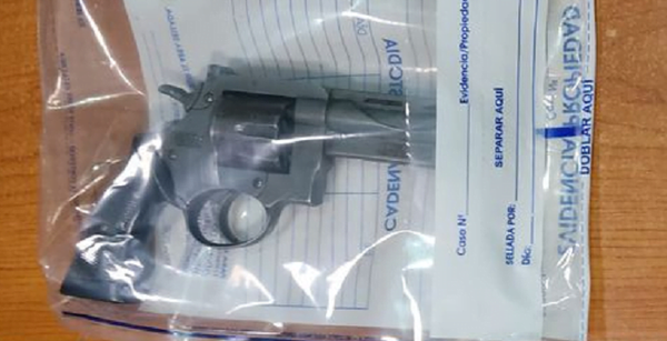 Alumno llevó un arma de fuego a la escuela y realizó disparos al aire - Noticiero Paraguay