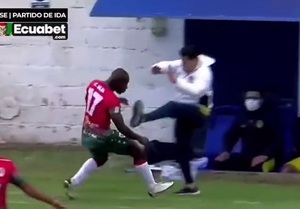 DT le aplica una patada al estilo “Karate Kid” a futbolista - La Prensa Futbolera