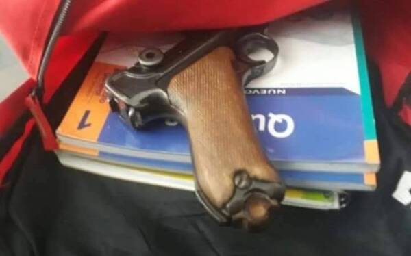Crónica / ¡Gravísimo! Alumno iba a la escuela con un arma en la mochila