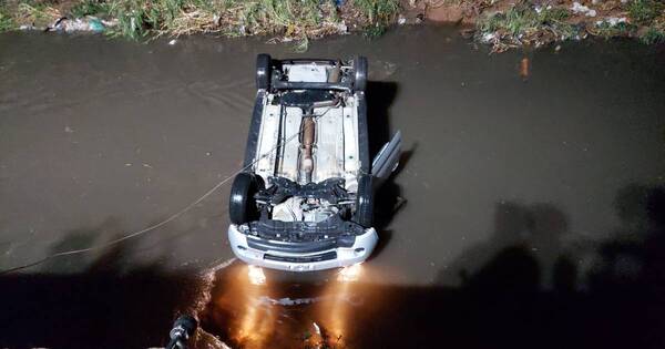 La Nación / Un automóvil cayó al cauce del arroyo Lambaré