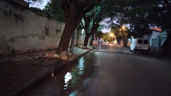 Pérdida de agua que ya tiene días sin ser solucionada - Nacionales - ABC Color