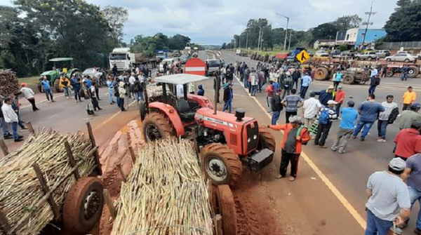 Cañicultores cierran ruta en Coronel Oviedo - Noticiero Paraguay