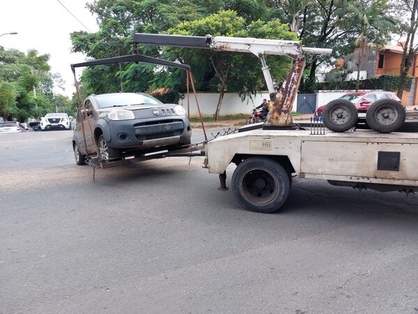 Diario HOY | Vehículos mal estacionados sobre la Av. Perón fueron llevados al corralón