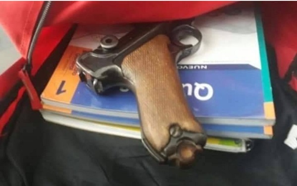 Estudiante llevó arma a la escuela y hasta efectuó disparo, reportan