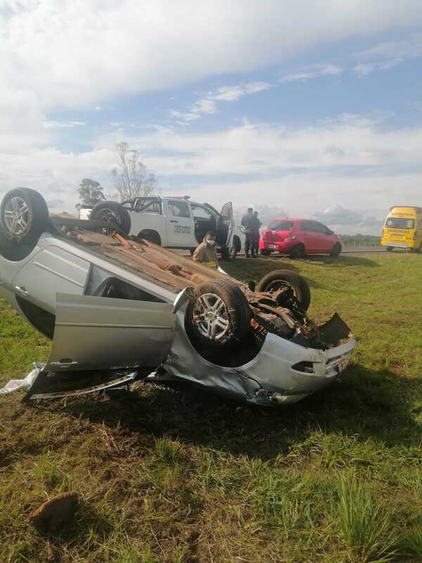 Choque y vuelco sobre la Ruta PYO1 en Carmen del Paraná