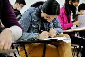 Jóvenes que accedieron a becas universitarias Itaipu deben firmar el acuerdo de compromiso anual