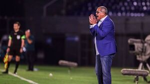 "Atendió" a hincha que lo trató de terco