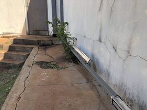 Fisuras, hundimiento y filtración de agua en colegio del Área 1 de CDE - ABC en el Este - ABC Color