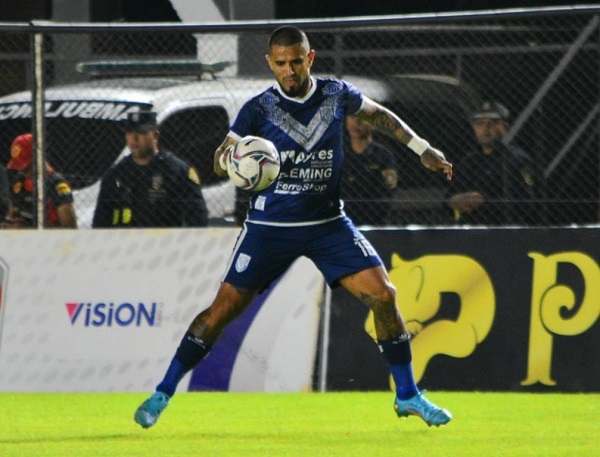 Ameliano golea a General Caballero en duelo de coleros