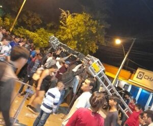 Estructura de hierro cayó sobre un intendente, su esposa y una docente
