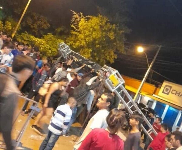Estructura de hierro cayó sobre un intendente, su esposa y una docente