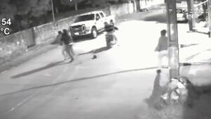 Un hombre defiente a su madre de motoasaltantes en Asunción 