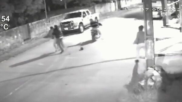 Un hombre defiente a su madre de motoasaltantes en Asunción