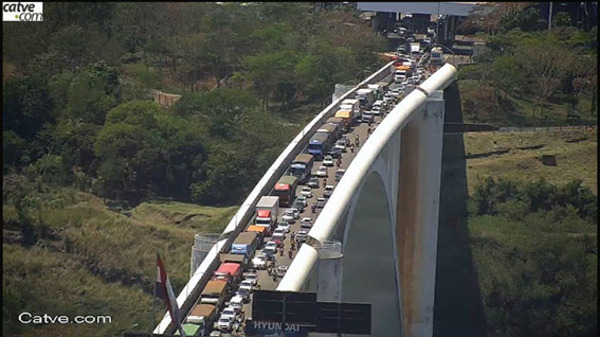 Aduaneros del Brasil endurecerán medida de fuerza en la frontera | DIARIO PRIMERA PLANA