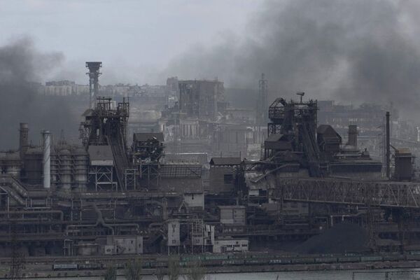 Atacan con artillería, aviones y tanques la acería de Azovstal, en Mariúpol - Mundo - ABC Color