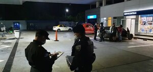 PARAGUAYOS DETENIDOS MIENTRAS CAMBIABAN LA CHAPA DEL AUTO PARA CARGAR COMBUSTIBLE EN POSADAS