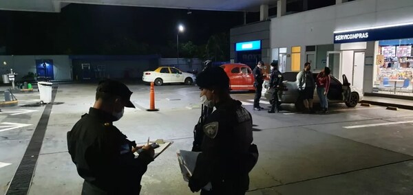 PARAGUAYOS DETENIDOS MIENTRAS CAMBIABAN LA CHAPA DEL AUTO PARA CARGAR COMBUSTIBLE EN POSADAS
