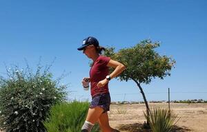 Corrió 104 maratones en 104 días: mujer con prótesis rompe récord