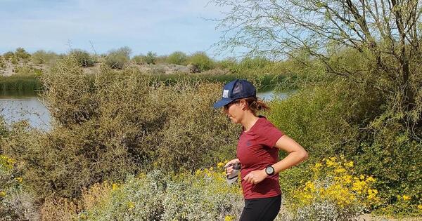 Mujer corre 104 maratones en 104 días con prótesis, tras haber perdido una pierna