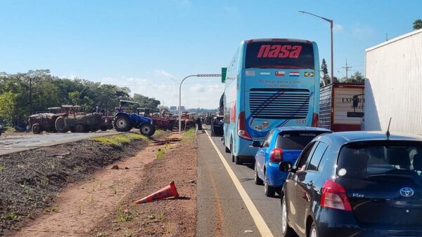 Cañicultores cierran ruta en Coronel Oviedo por precio de caña dulce