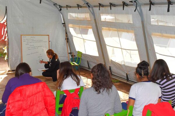 Clases bajo carpas por peligro de derrumbe en escuela de Villarrica - Nacionales - ABC Color