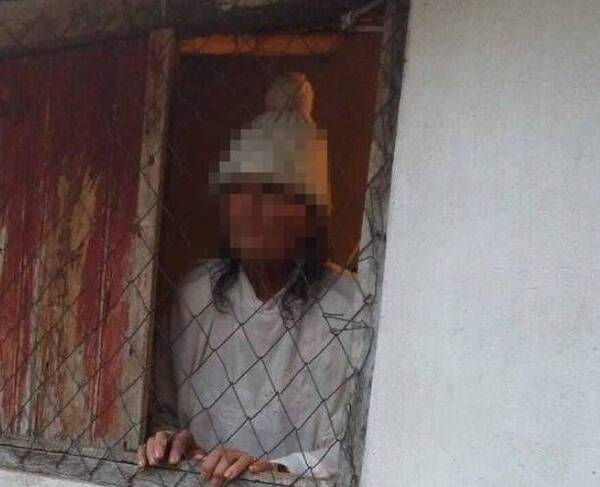 Crónica / [VIDEO] ¡De terror! mantiene encerrada y hace pasar hambre a su anciana madre