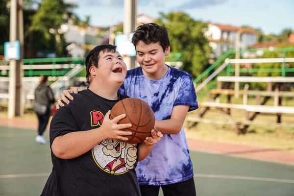Escuela de básquet para personas con discapacidad intelectual recibirá atuendos deportivos