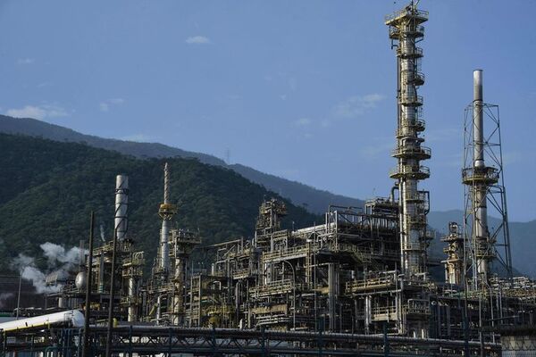 La brasileña Petrobras ampliará su mayor refinería para producir más diésel - Mundo - ABC Color