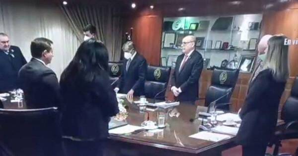 La Nación / Ministro de la Corte exhorta a no llegar al extremo del sistema de “jueces sin rostro”