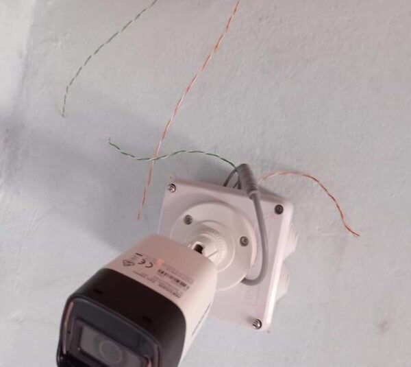 Cámaras en aulas de colegios en Villa Elisa: Un docente cortó cables para no ser “controlado”