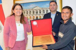 Crónica / Distinguieron al héroe que salvó al peque de un feroz raudal