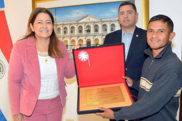 Crónica / Distinguieron al héroe que salvó al peque de un feroz raudal