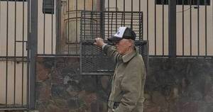 La Nación / Hace un año abuelito fue despojado de su vivienda, hoy la demolieron ante sus ojos