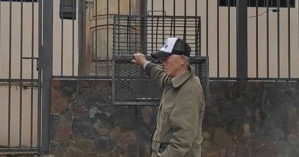 La Nación / Hace un año abuelito fue despojado de su vivienda, hoy la demolieron ante sus ojos