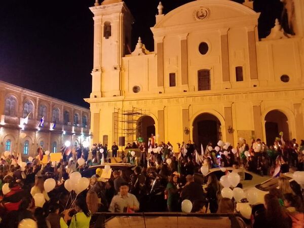 Manifestación contra el abuso infantil frente a la Catedral de Asunción - Nacionales - ABC Color