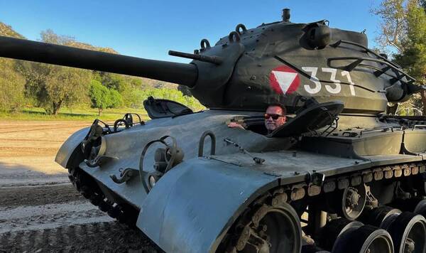 Crónica / ¡Cumplió su capricho! Arnold Schwarzenegger se compró un tanque de guerra