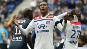 Jugador rapái oñemosê por tirar gases y reírse