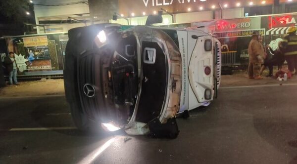 Asunción: Ambulancia volcó sobre Mcal. López con paciente pediátrica adentro